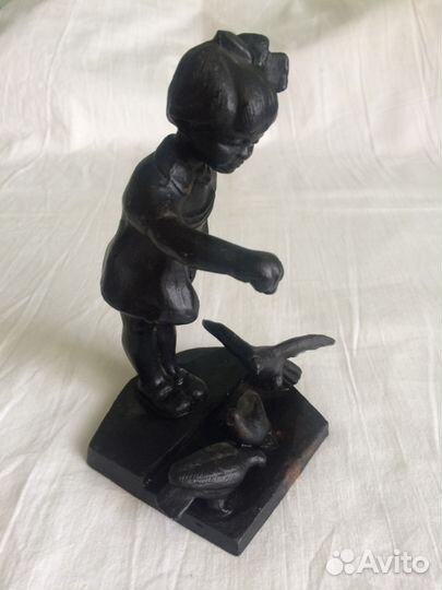 Статуэтка Куса. Девочка кормит голубей 1972 год