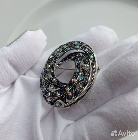Красивая брошь- кулон. Новая