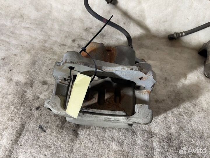 Суппорт передний левый Toyota Aristo JSZ161