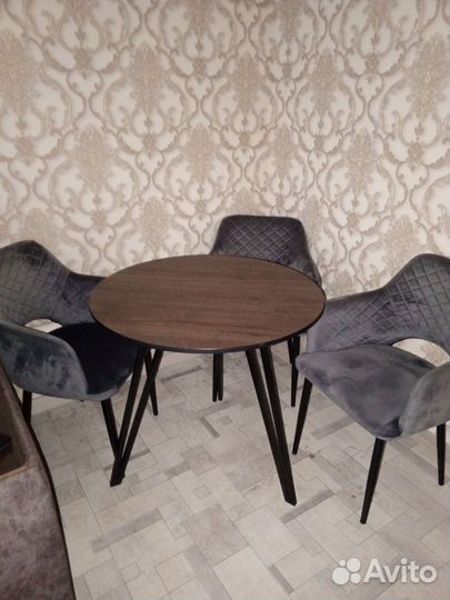 Стол и стулья