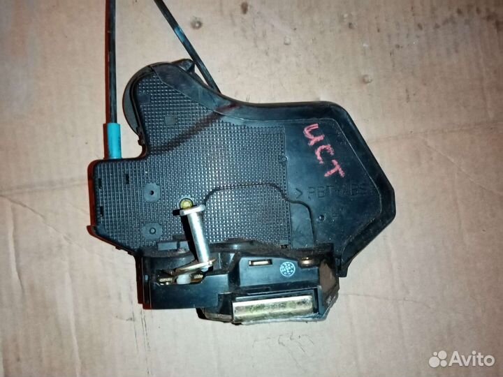 Замок двери задний левый Toyota Ist