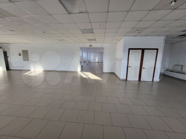 Торговая площадь с подьемником 145 м²