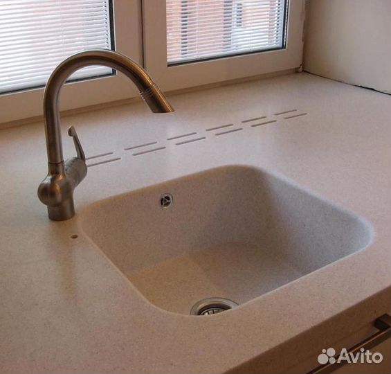 Столешница из акрилового и кварцевого камня