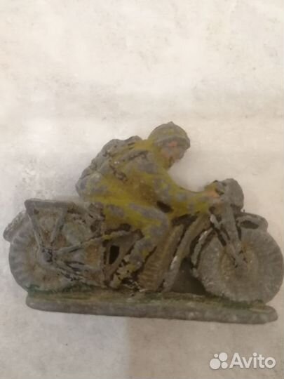 Оловянный солдатик на мотоцикле