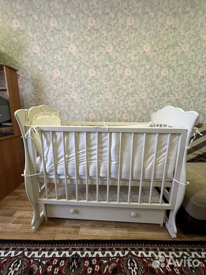 Детская кроватка с маятником и ящиком