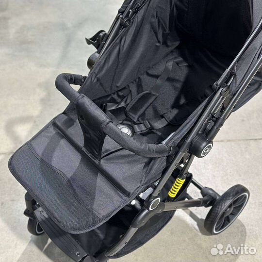 Прогулочная коляска с перекидной ручкой новая