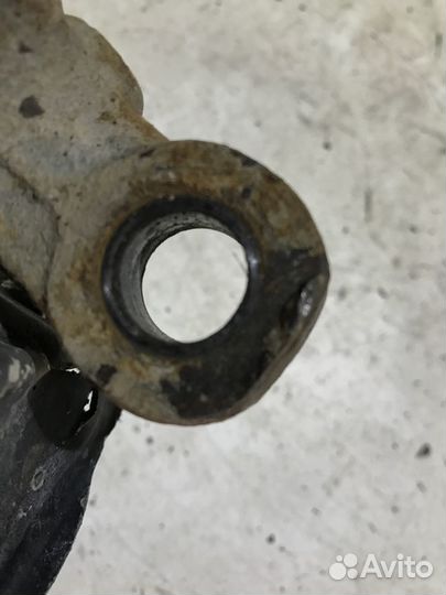 Кулак передний правый Mercedes Benz W220