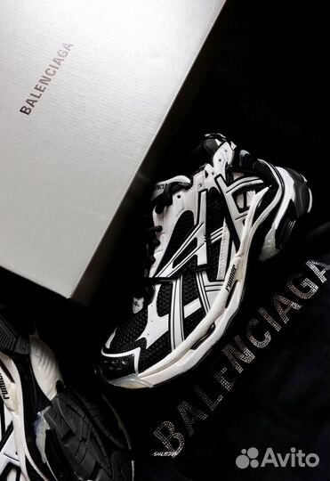 Кроссовки balenciaga runner black white на руках