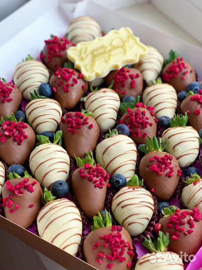 Клубника в шоколаде букеты коробочки на праздник