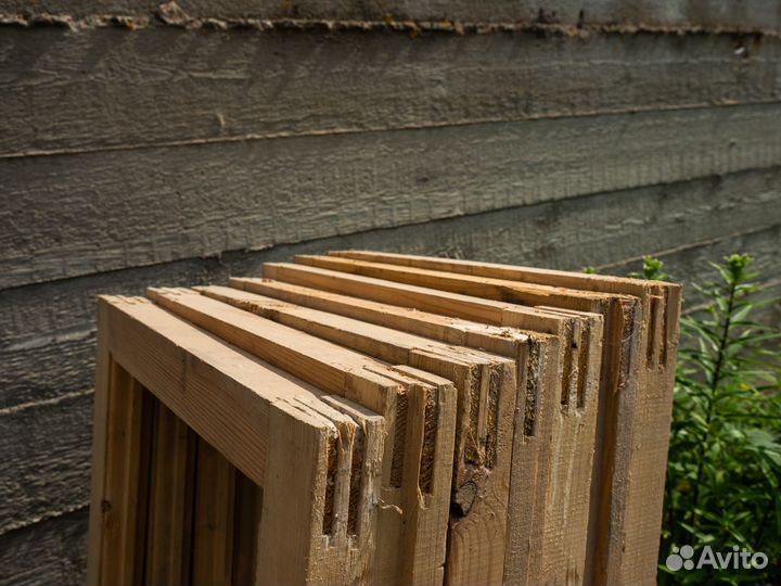 Оконные деревянные рамы со стеклами, стекла