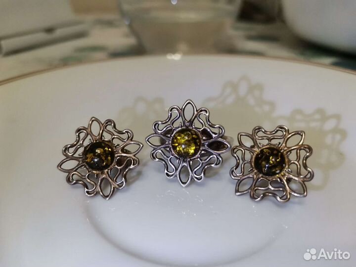 Серебряный комплект с янтарем из серег и кольца