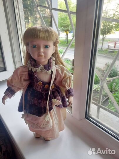 Кукла фарфоровая