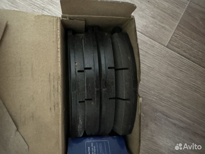 Тормозные колодки передние на mitsubishi lancer