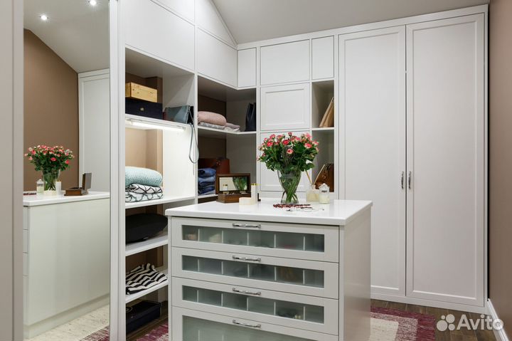 Гардеробная с зеркалом трехстворчатая