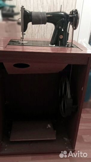 Швейная машинка г. Подольск с ножным управлением