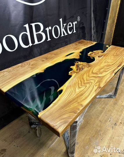 Стол из капового карагача с рекой