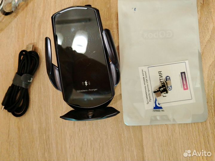 Автомобильный держатель с беспроводной зарядкой