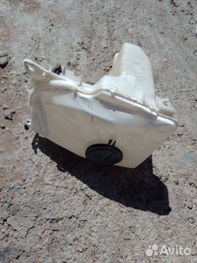 Бачок омывателя toyota corolla ae100