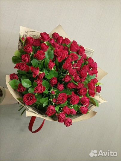 Букет из 15 красных кустовых роз