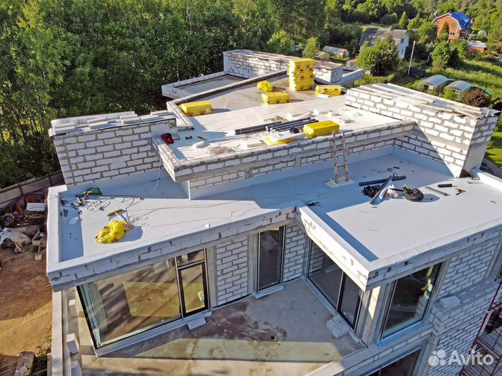 Плоская мембранная кровля частного дома