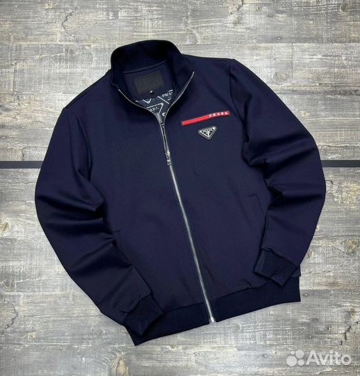 Стильный костюм Prada для спортивных мужчин