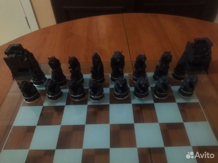 Шахматы. Ручная работа. Оборотни против вампиров