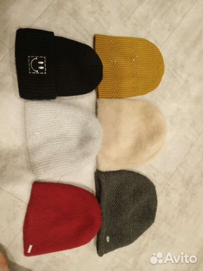 Шапки много