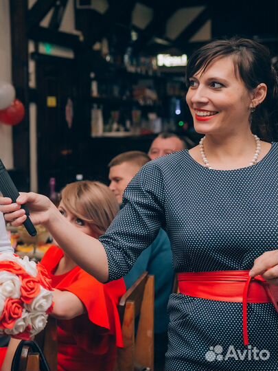 Ведущая и диджей