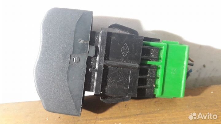 Кнопка центрального замка Рено Сценик 1