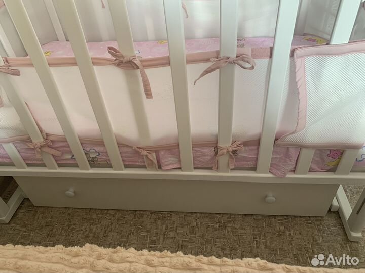 Детская кроватка белая с маятником и ящиком