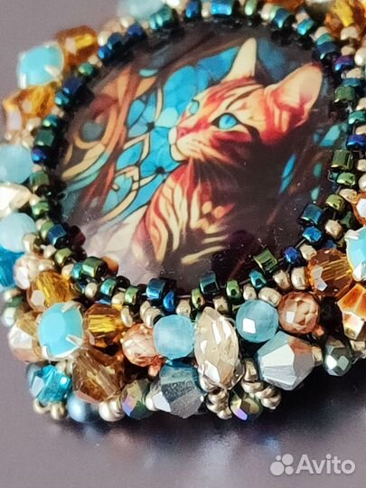 Брошь ручной работы из бисера