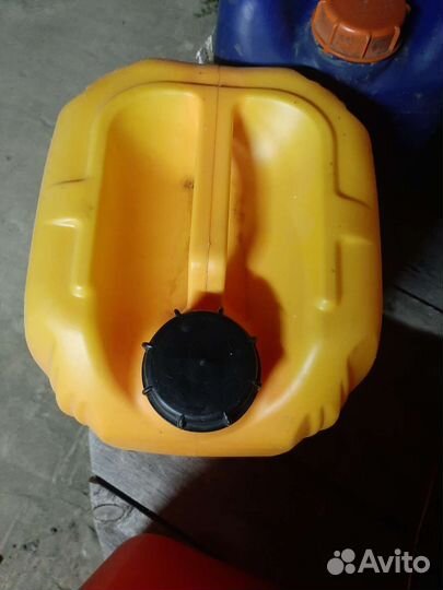 Канистры 20л. из под солярки