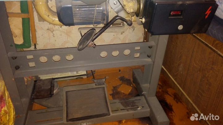 Швейная машина профессиональная электр. Со столом