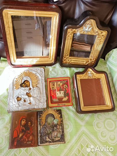 Старинные иконы (3шт), киоты (3шт)