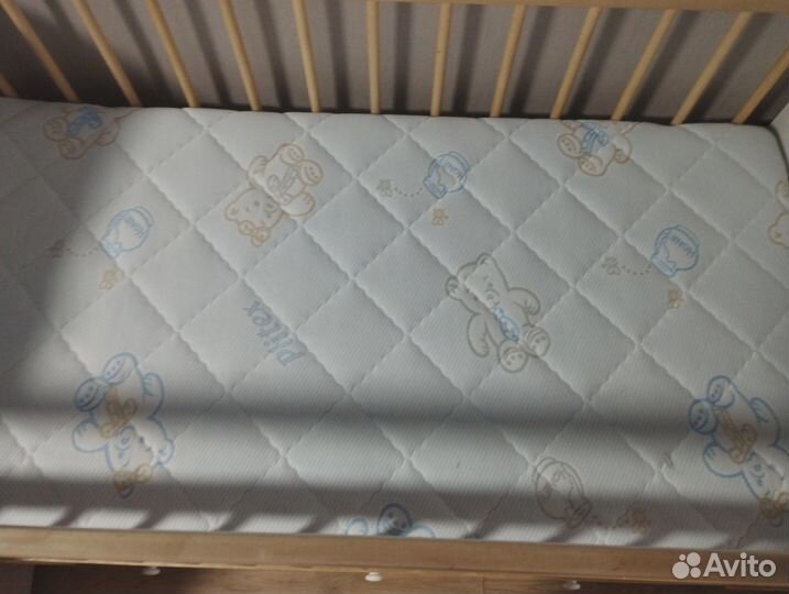 Детская кроватка с маятником и ящиком