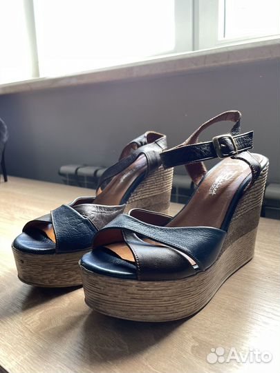 Босоножки на каблуке