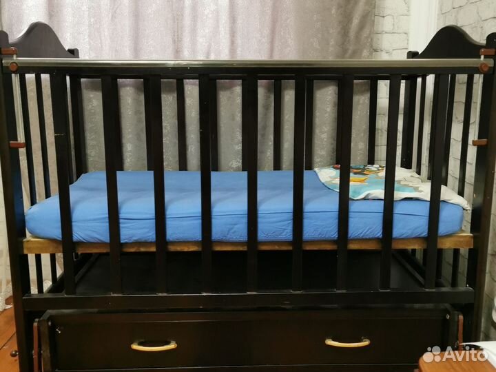 Детская кроватка с маятником на колесиках