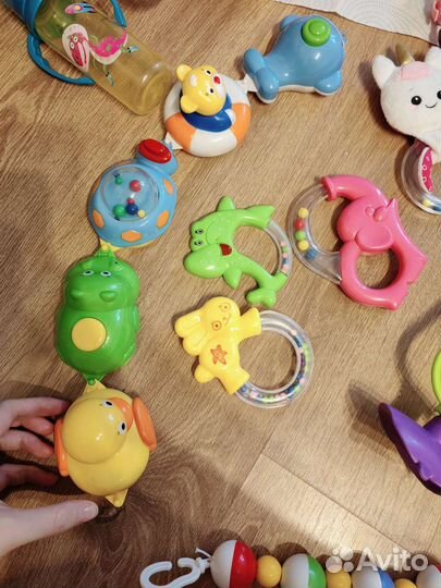 Игрушки погремушки пакетом + ниблеры/соски/бутылки