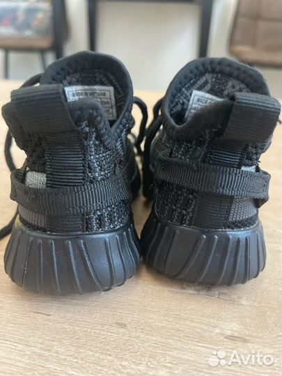 Детские кроссовки изики