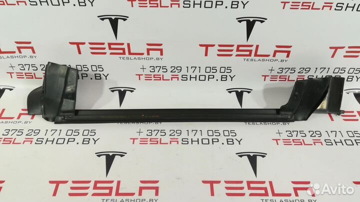 Уплотнитель стекла внутренний двери Tesla Model 3