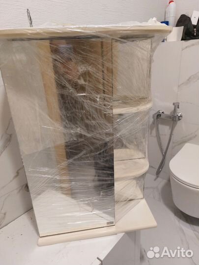 Зеркало и подвесная тумба для раковины в ванную