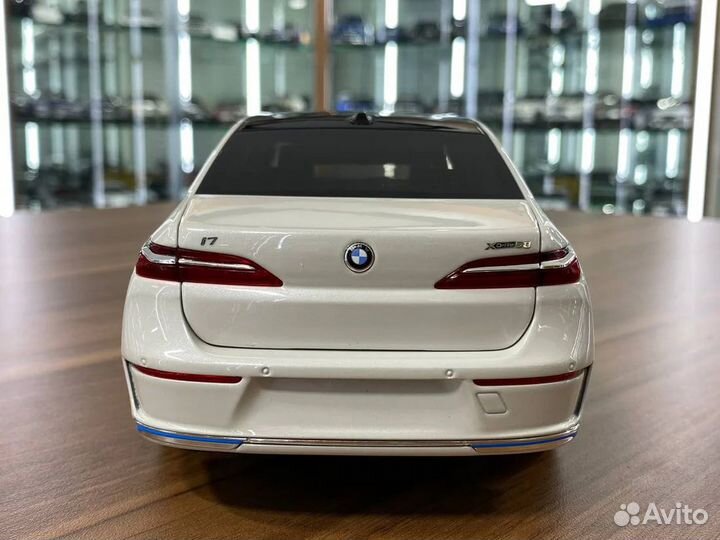 BMW i7 White Metallic 1:18 Minichamps