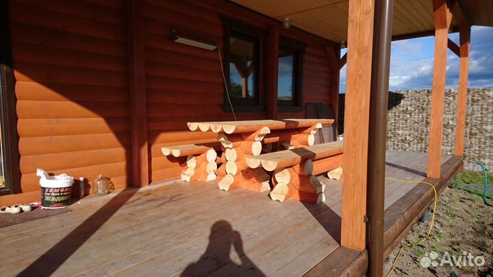 Сруб стола с лавками из оцилиндрованного бревна