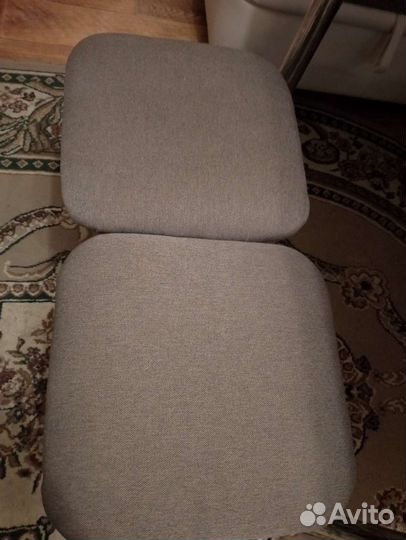 Кухонный уголок со столом и двумя стульями