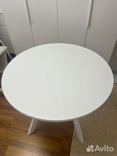 Стол кухонный круглый белый