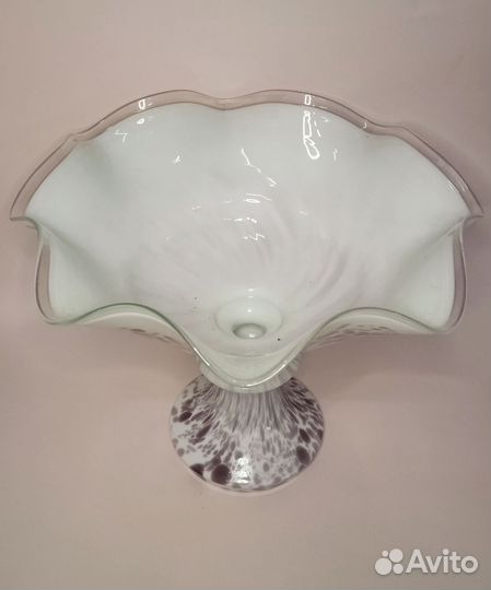 Ваза на ножке. Молочное стекло