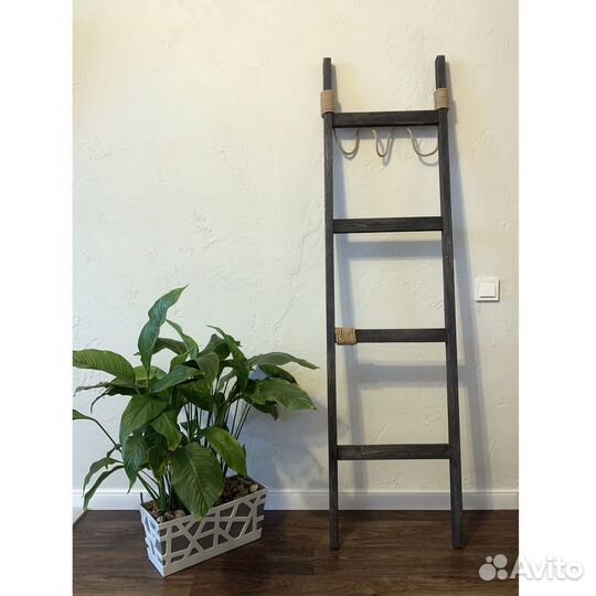 Лестница лофт декоративная вешалка для одежды