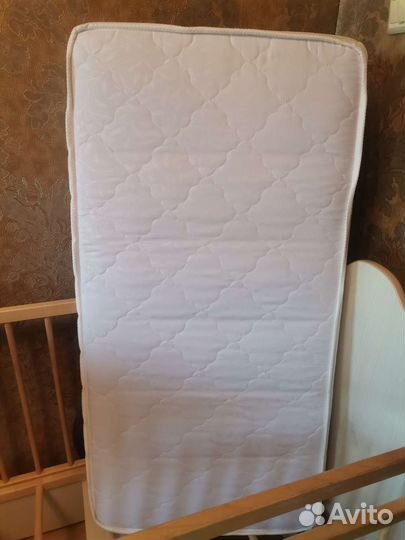 Детская кроватка с маятником и ящиком