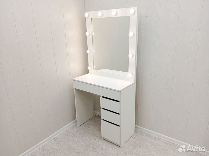 Туалетный столик с зеркалом