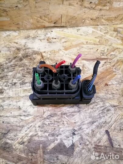 Блок клапанов пневмоподвески Audi A6 C6